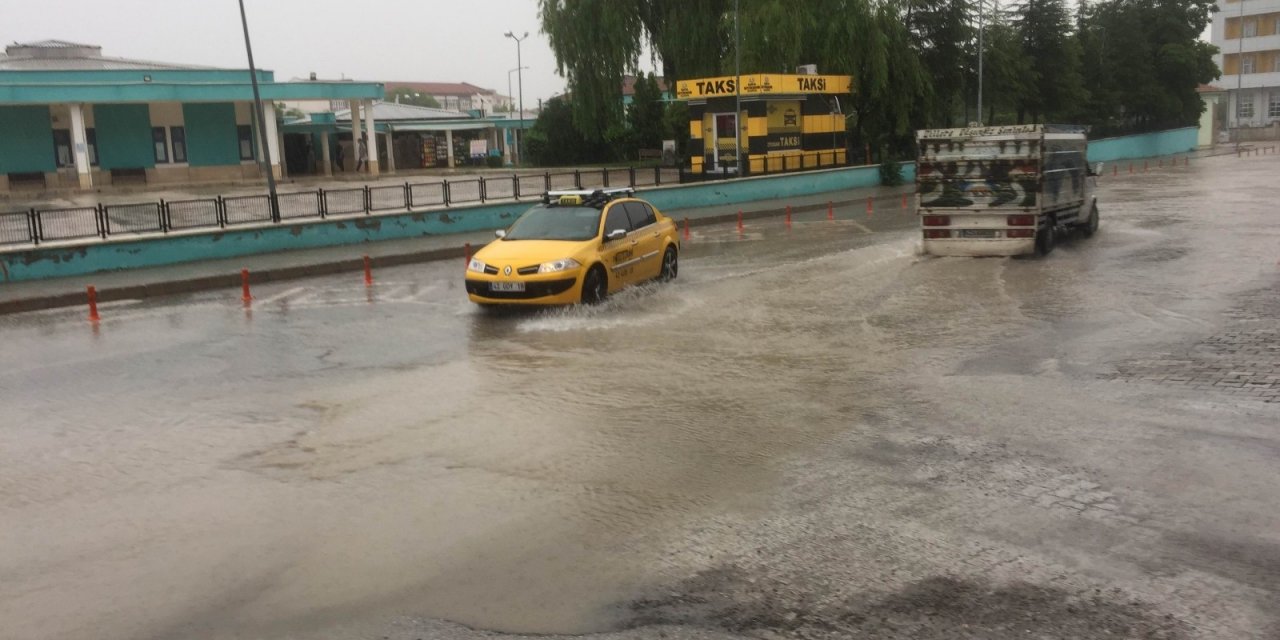 Sağanak yağmurda suyla dolan altgeçitte otomobil mahsur kaldı