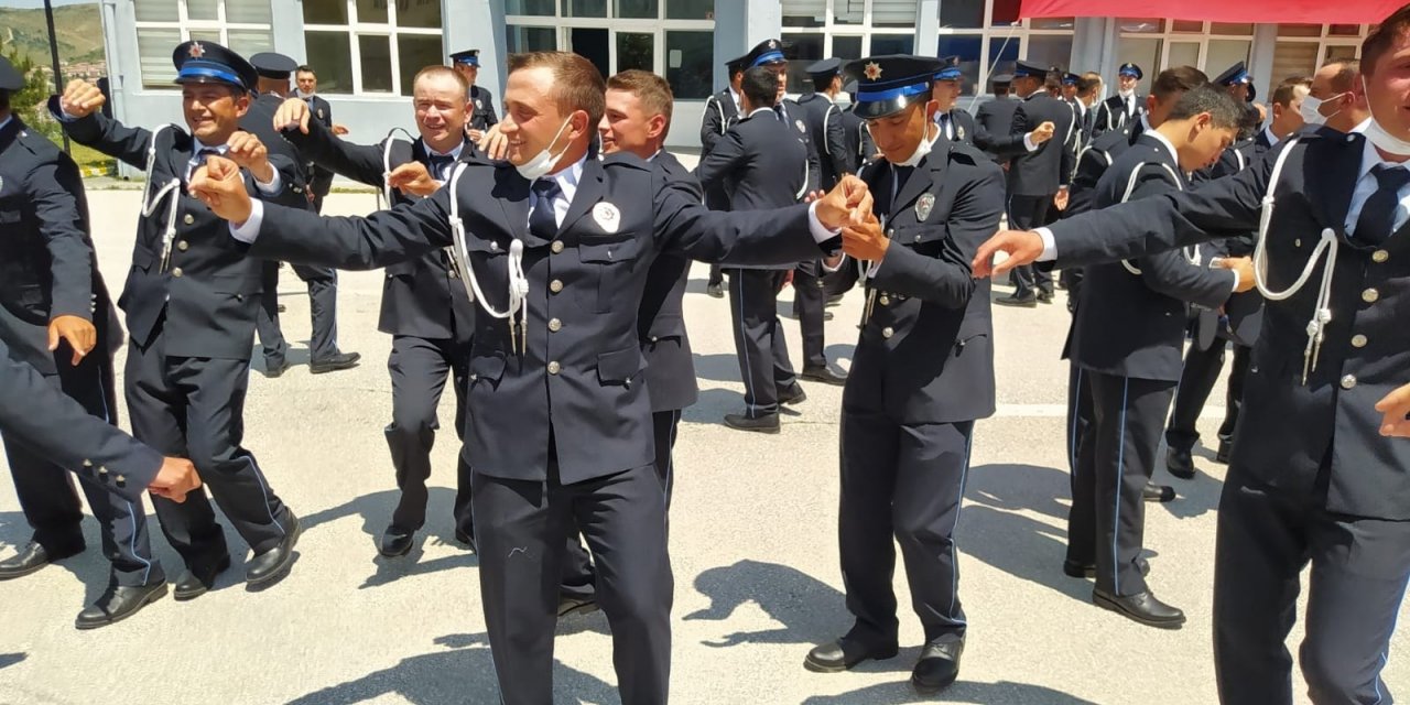 Polis adayları oyun havaları eşliğinde mezuniyetlerini kutladı