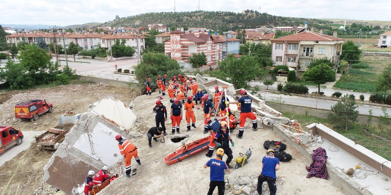 Konya Büyükşehir İtfaiyesi’nden nefes kesen deprem tatbikatı