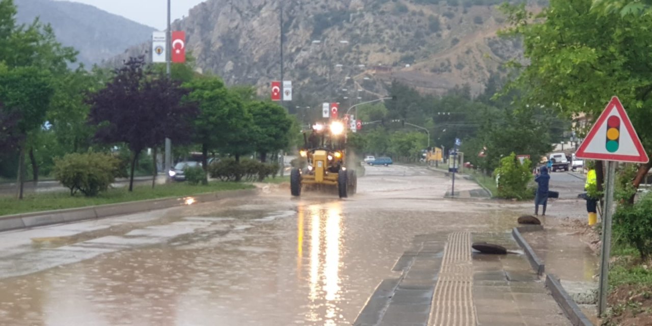 Ankara’nın Nallıhan ilçesinde sağanak yağış