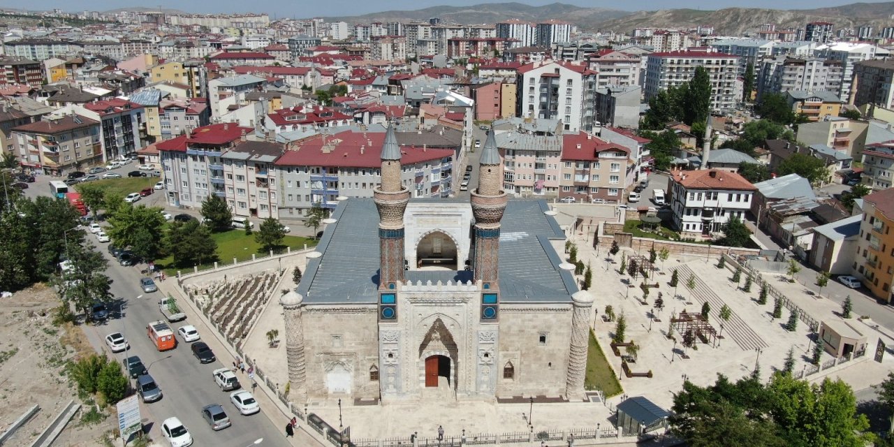 Çinileriyle göz kamaştıran Gök Medrese açılış için gün sayıyor