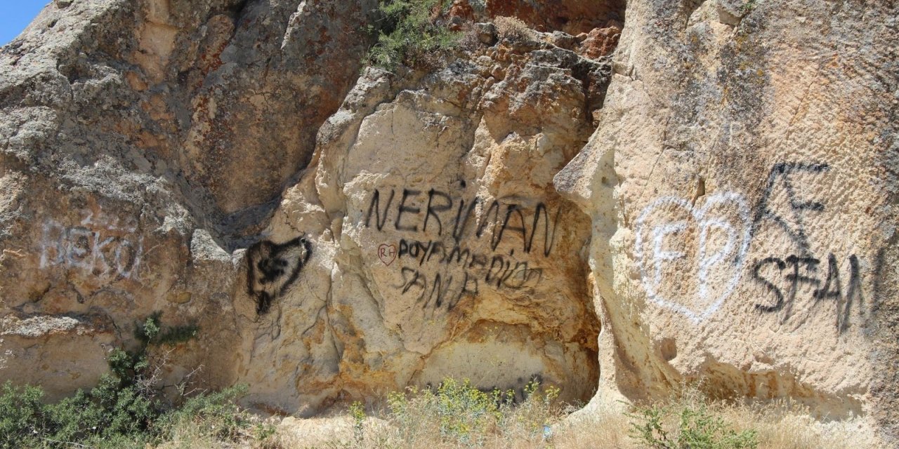 Kapadokya’da peribacaları çirkin yazılardan temizlenecek