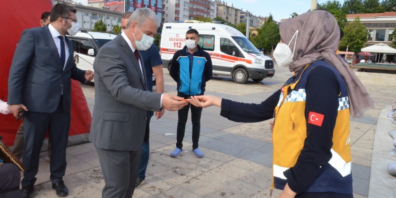 Kırşehir Valisi İbrahim Akın’dan aşı uygulamasındaki personele çikolatalı teşekkür