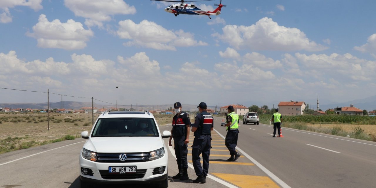 Aksaray’da jandarma trafik kuralı ihlallerini helikopterle denetledi