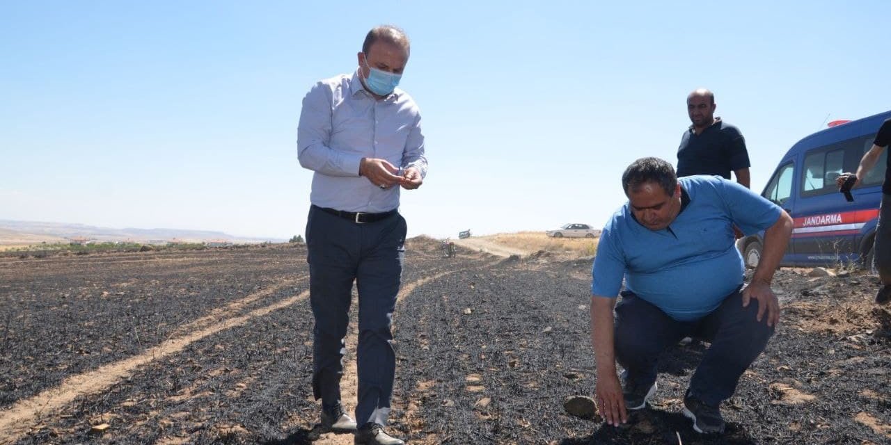 Aksaray’da 100 dekarlık tarladaki arpa ve buğday yanarak kül oldu