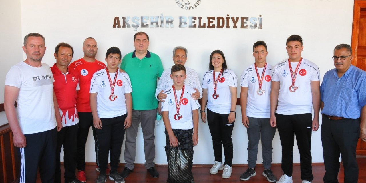 Akşehir Belediyesinden başarılı sporculara altın