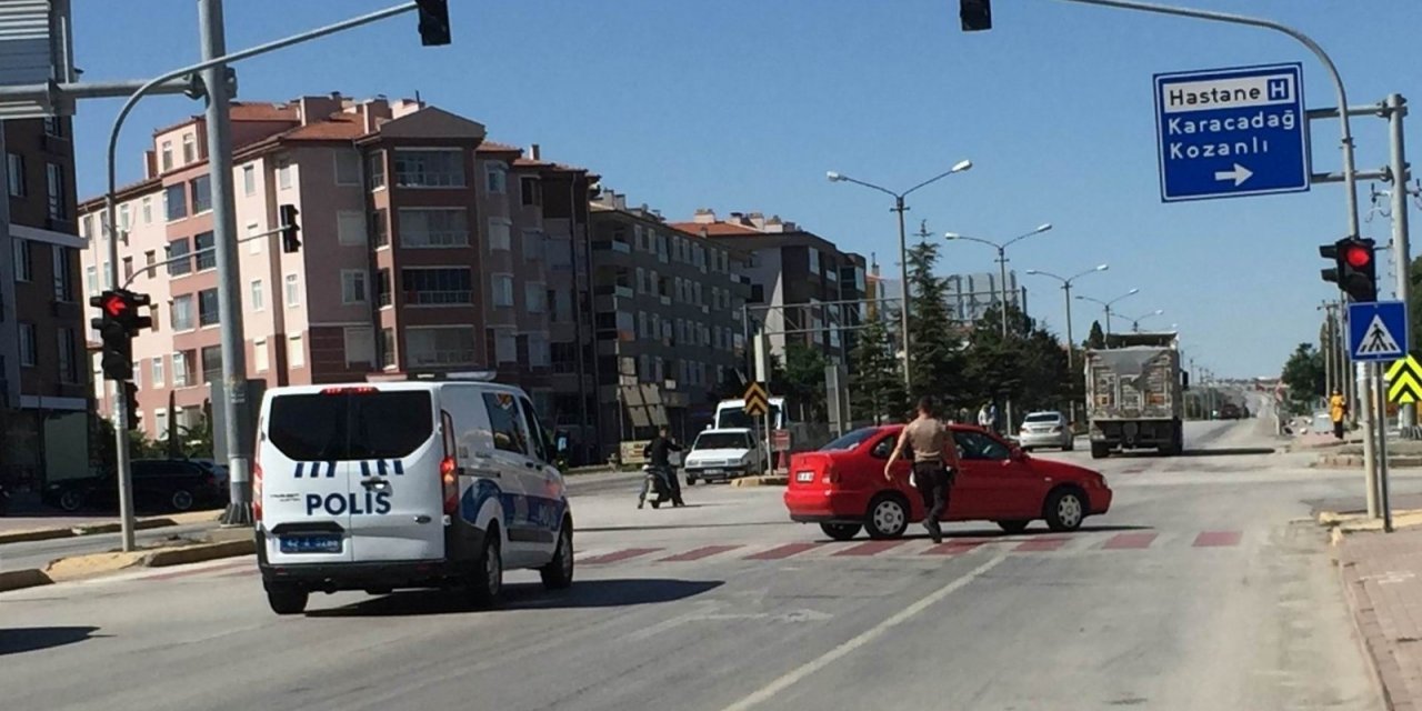 Ters yönde giden sürücü karşıdan polis gelince yakayı ele verdi