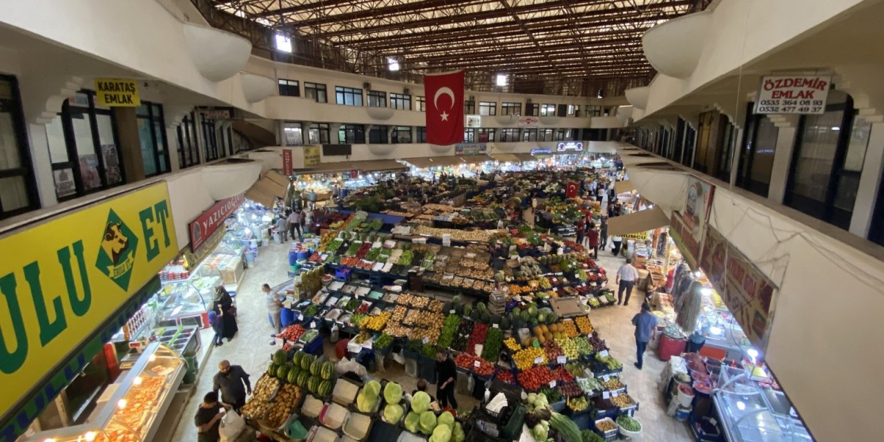 Gıda dolabına giren gence esnaf tepkili