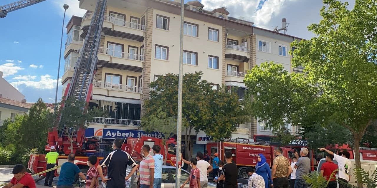 Aksaray’da 4 katlı apartmanın terasında yangın paniği