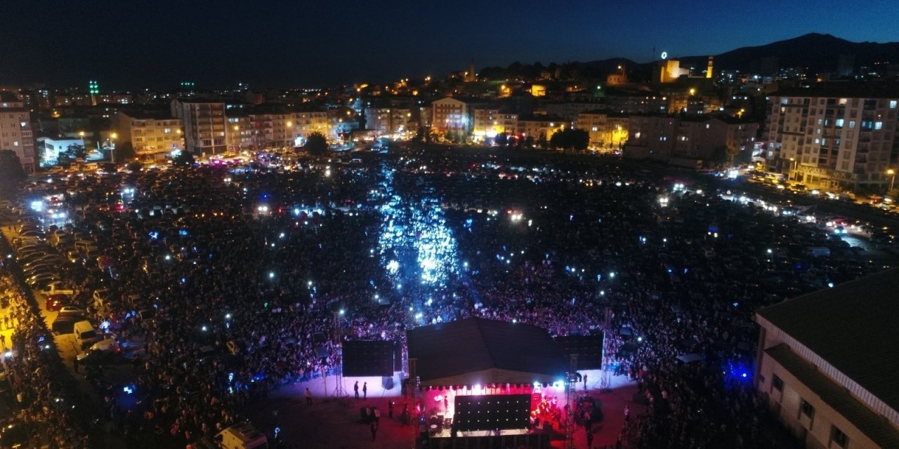 Niğde’de arabalı konserler yoğun ilgi gördü