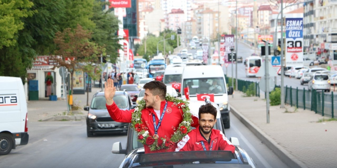 Şampiyonlara davullu zurnalı karşılama