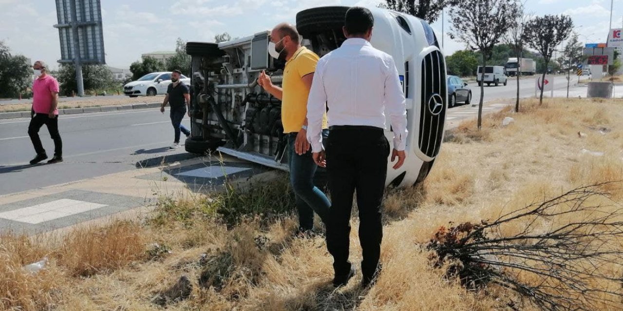 Önüne aniden araç çıkan servis minibüsü devrildi