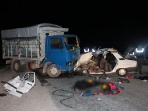 Kamyonetle otomobil kafa kafaya çarpıştı: 5 ölü