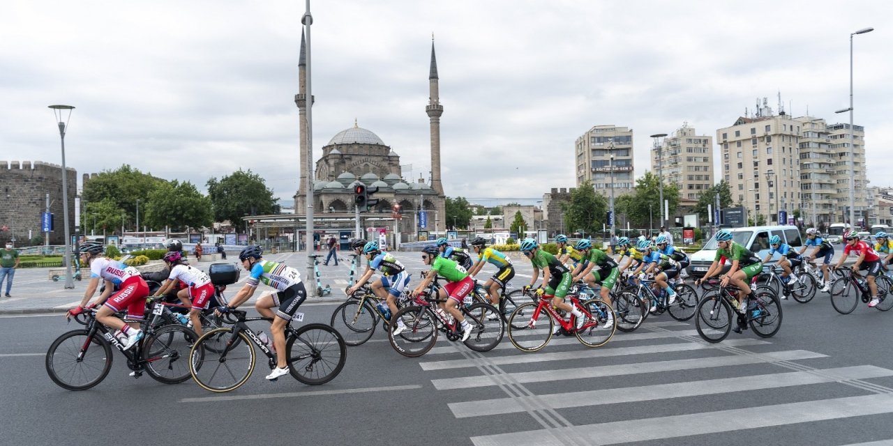 Kadın sporcular 107 kilometre pedal çevirdi