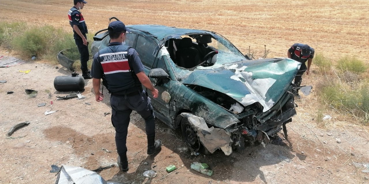 Takla atarak hurdaya dönen otomobilde 1’i bebek 3 kişi yaralandı