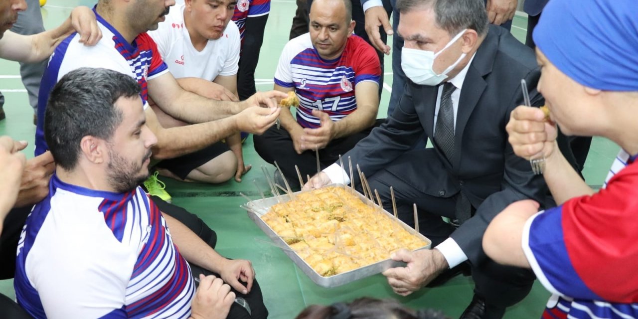 Vali Işık, şampiyon oyunculara elleriyle baklava yedirdi