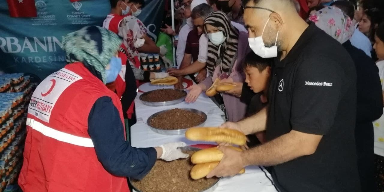 Aksaray’da Kızılay şehitlerin ruhu için yemek dağıttı