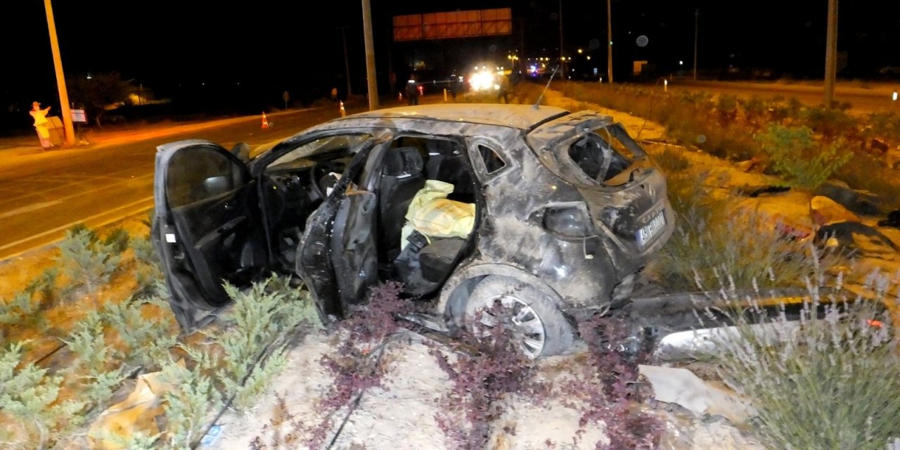 Sultanhanı'nda Takla atan otomobil refüje düştü: 5 yaralı