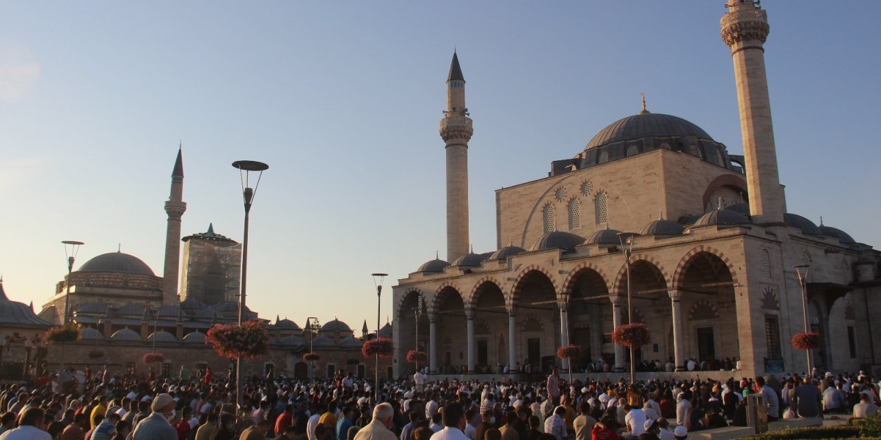 Binlerce kişi bayram namazı için Mevlana Meydanına akın etti