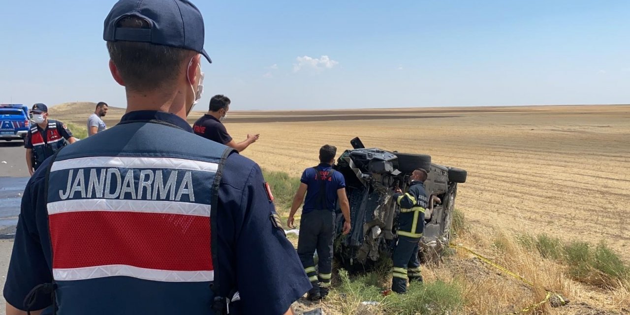 Takla atarak hurdaya dönen otomobilde 2 ölü, 4 yaralı