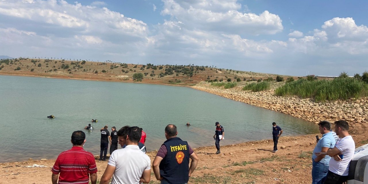 Serinlemek için girdiği gölette boğuldu