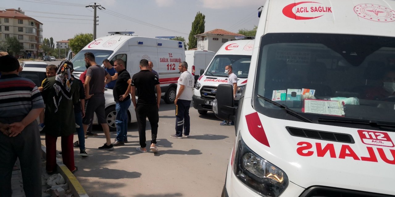 Vakaya giden ambulans ile otomobil çarpıştı: 3 çocuk yaralı