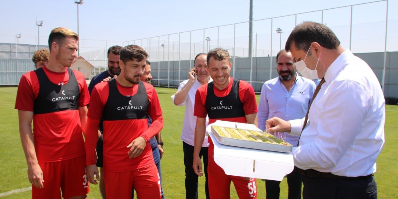 Sivas Valisi’nden, Sivasspor’a UEFA maçı öncesi baklava dopingi