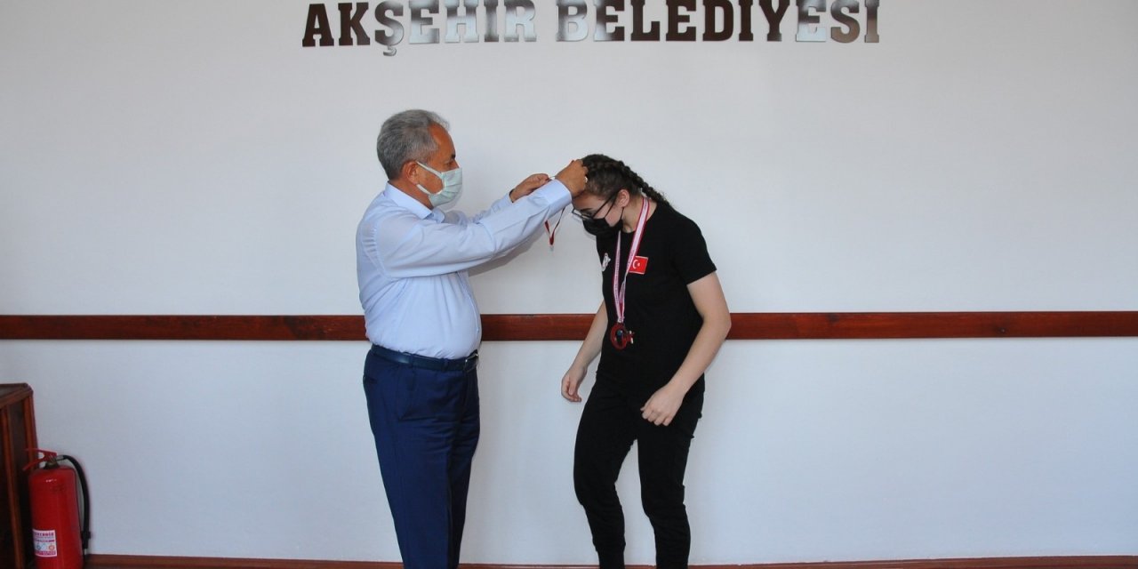 Başkan Akkaya’dan başarılı sporcuya hediye