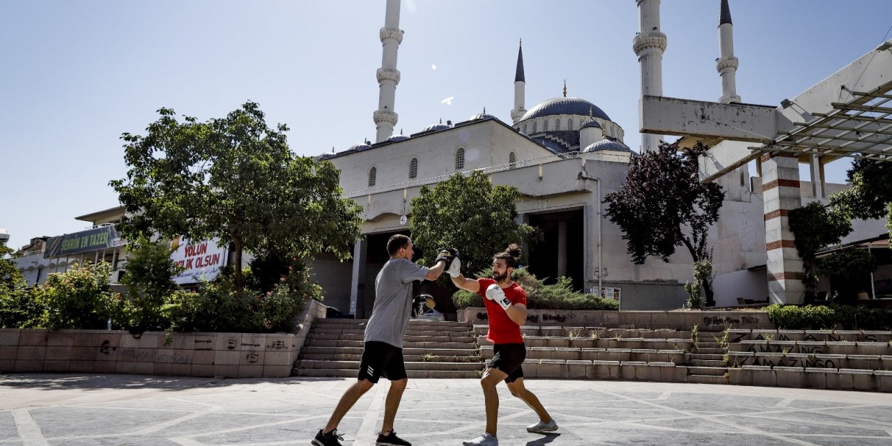 Cami bahçesinde ağır sıklet antrenmanı