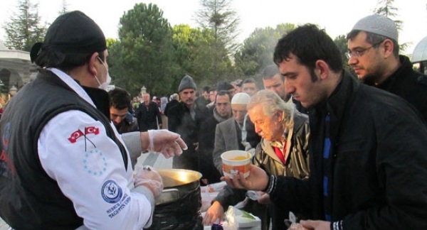 Cemaate Çorba Ve Ekmek Dağıtıldı