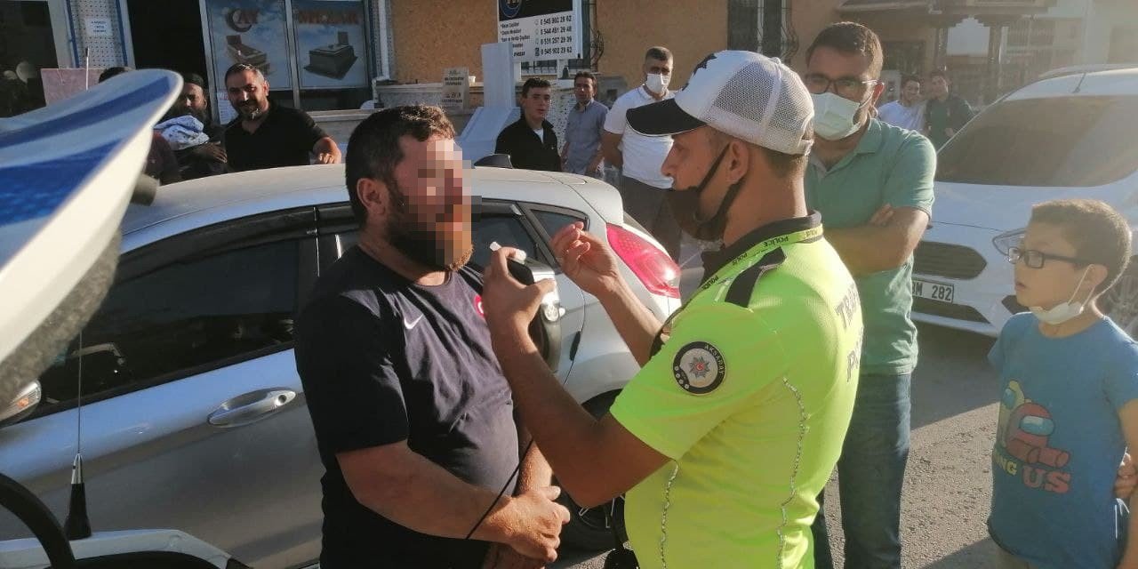 Park halindeki araçlara çarpan sürücü: “Benim devlete hiçbir sıkıntım yok, alkollüyüm”