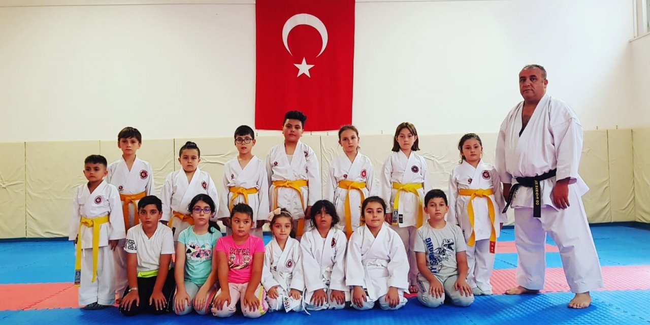 Yaz okulunda minikler karate öğreniyor