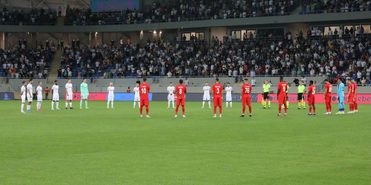 Dinamo Batumi-Sivasspor maçı öncesi yangınlarda hayatını kaybedenler için saygı duruşu