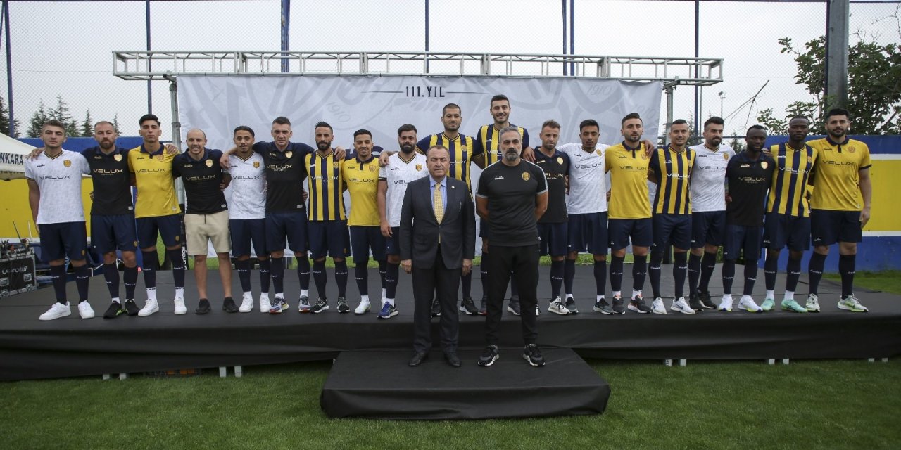 MKE Ankaragücü yeni transferlerine imza töreni düzenledi