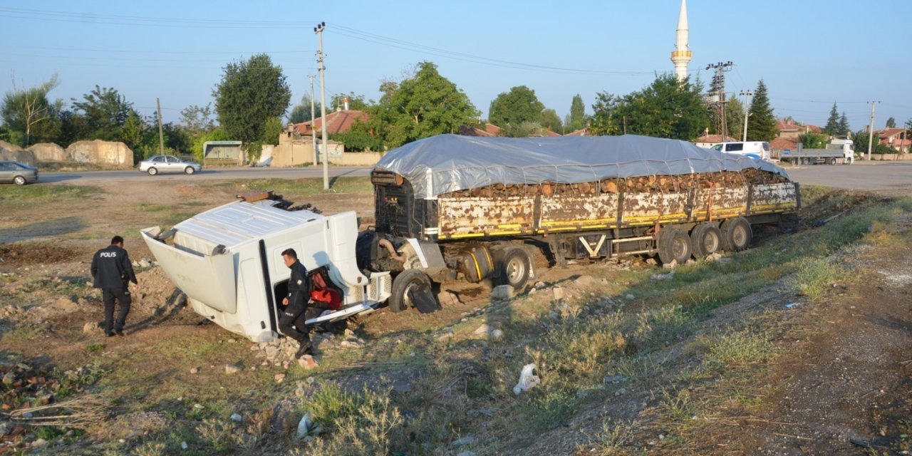 Odun yüklü tır şarampole indi: 1 yaralı