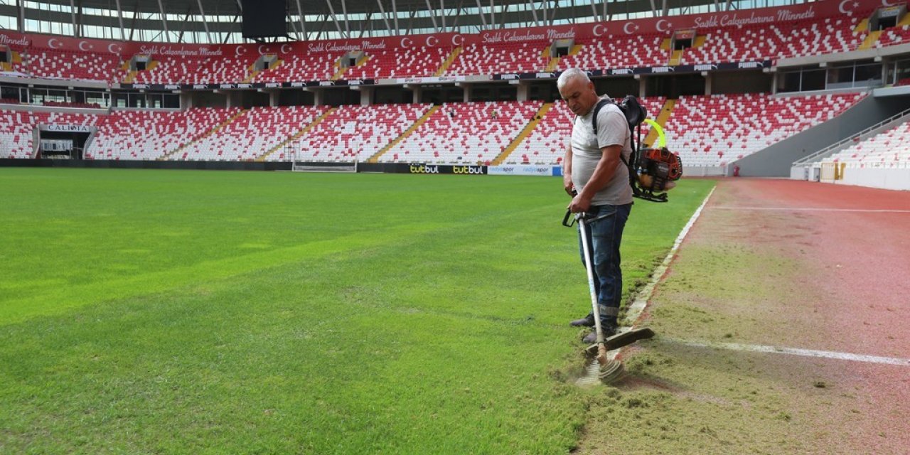 Bahçeşehir Koleji Sivas 4 Eylül Stadyumu temizlendi