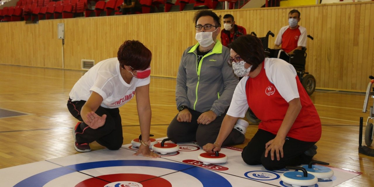 Engelli gençlerde floor curling sevinci