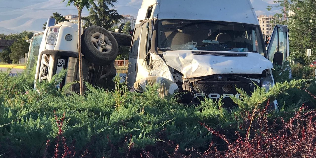 Konya’da minibüs ile kamyonet çarpıştı: 1 yaralı