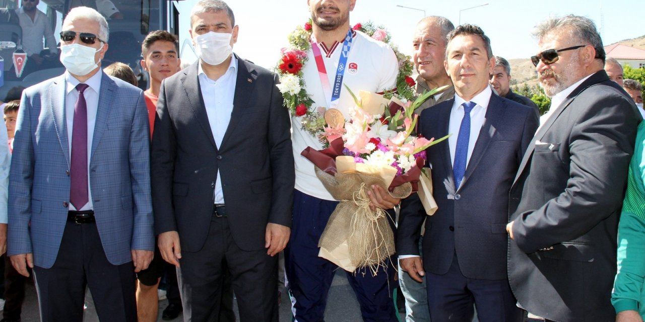 Olimpiyat üçüncüsü Taha Akgül baba ocağında