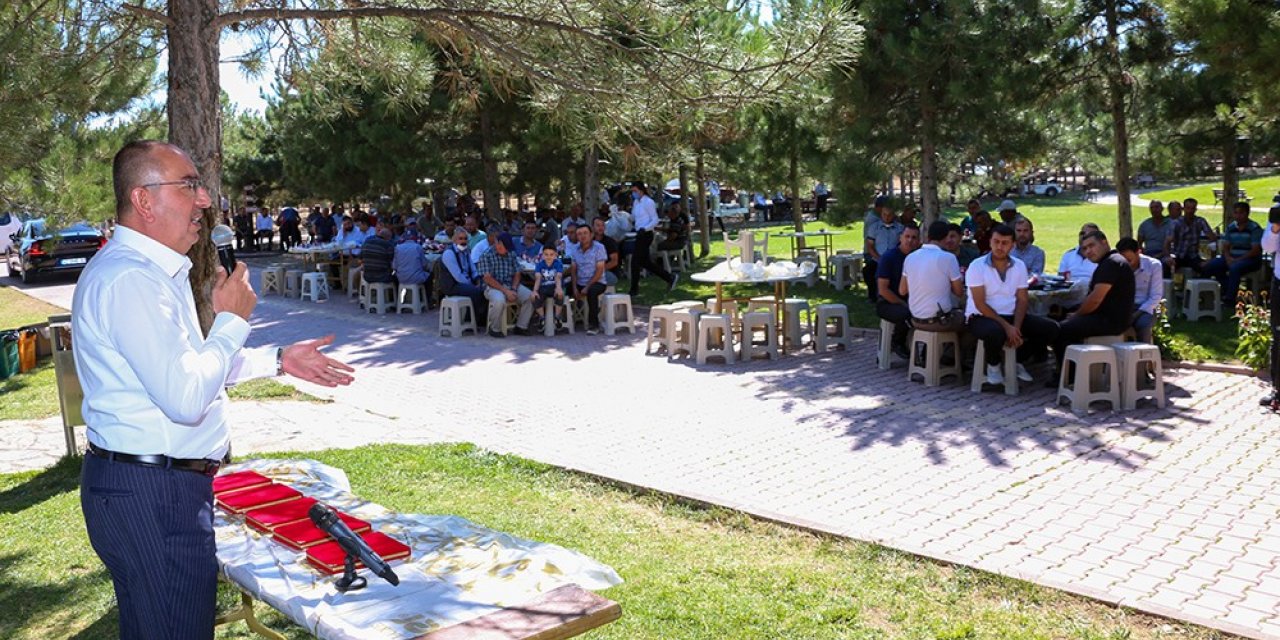 Başkan Kavuş’tan üstün performans gösteren personele plaket