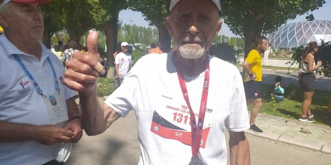 82’lik maratoncu gençlere taş çıkardı