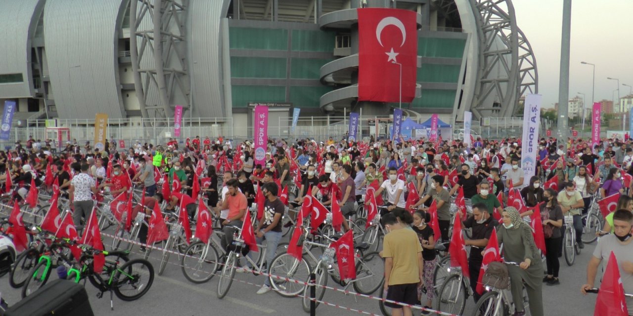 30 Ağustos Bisiklet Turu’nda bin 200 kişi pedalladı