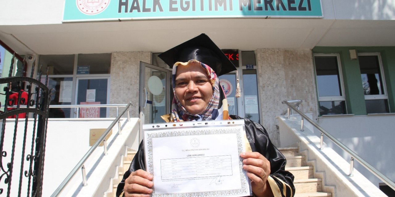 58 yaşında lise diploması aldı, şimdiki hedefi üniversite okumak