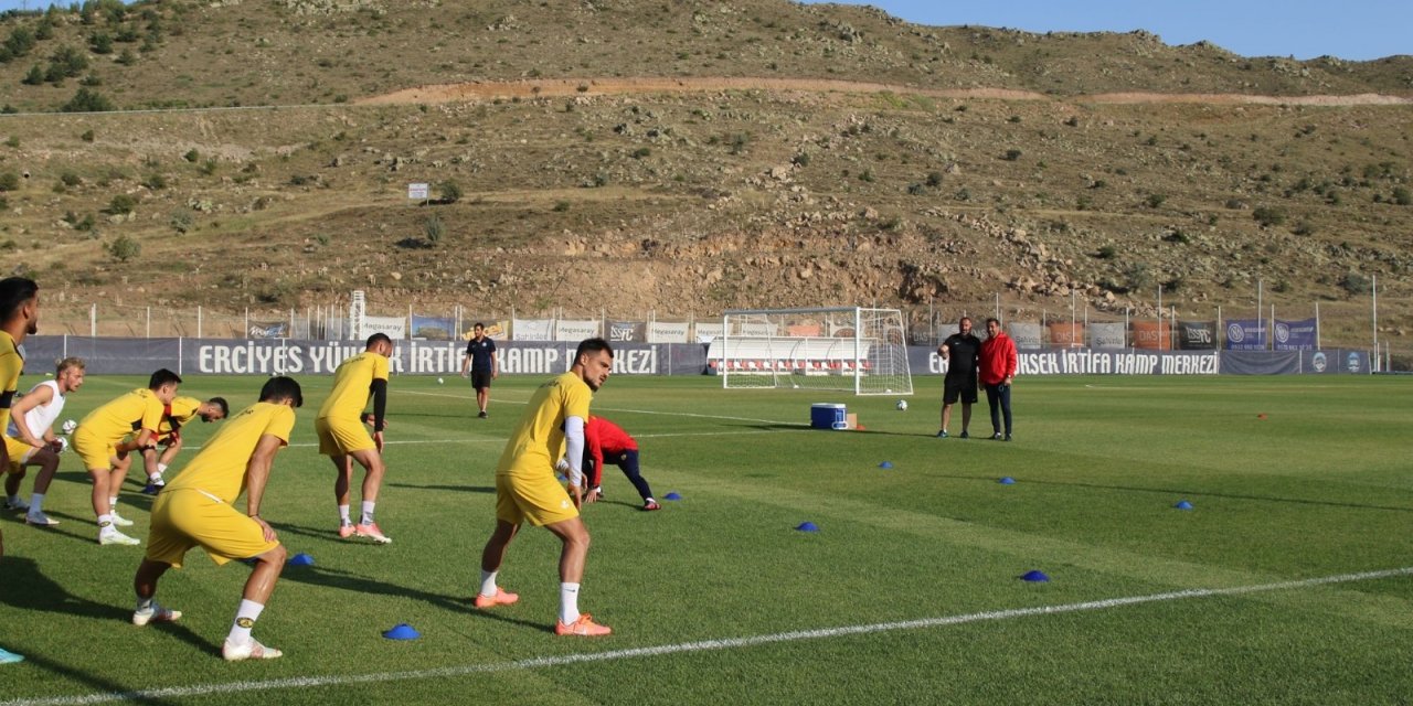 Ağrı Spor Teknik Heyetinden Hacılar Stadyumu’na övgü