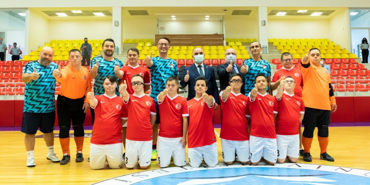 Vali Günaydın, Down Sendromlular Futsal Milli Takımının Antrenmanını İzledi