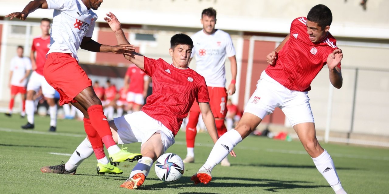 Sivasspor hazırlık maçında U19 takımını 4-0 yendi