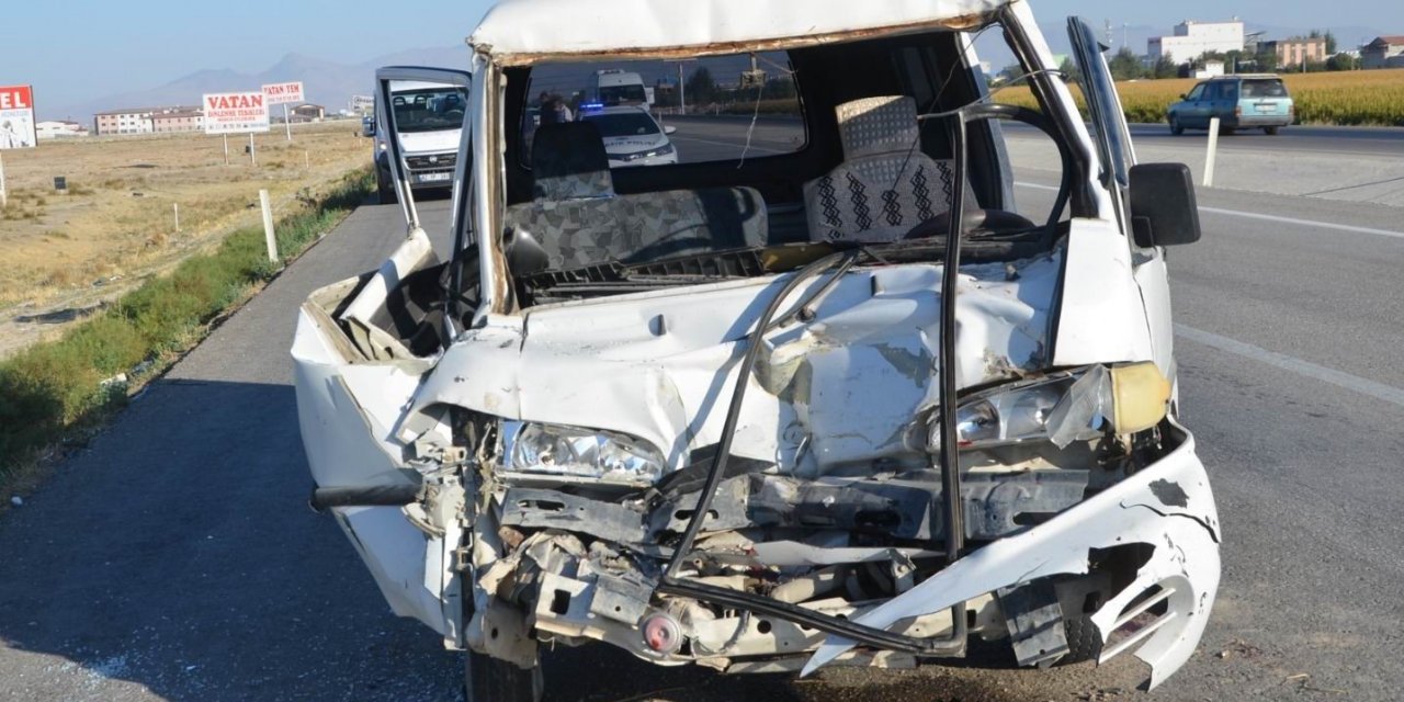 Konya’da minibüs tıra çarptı: 1 yaralı