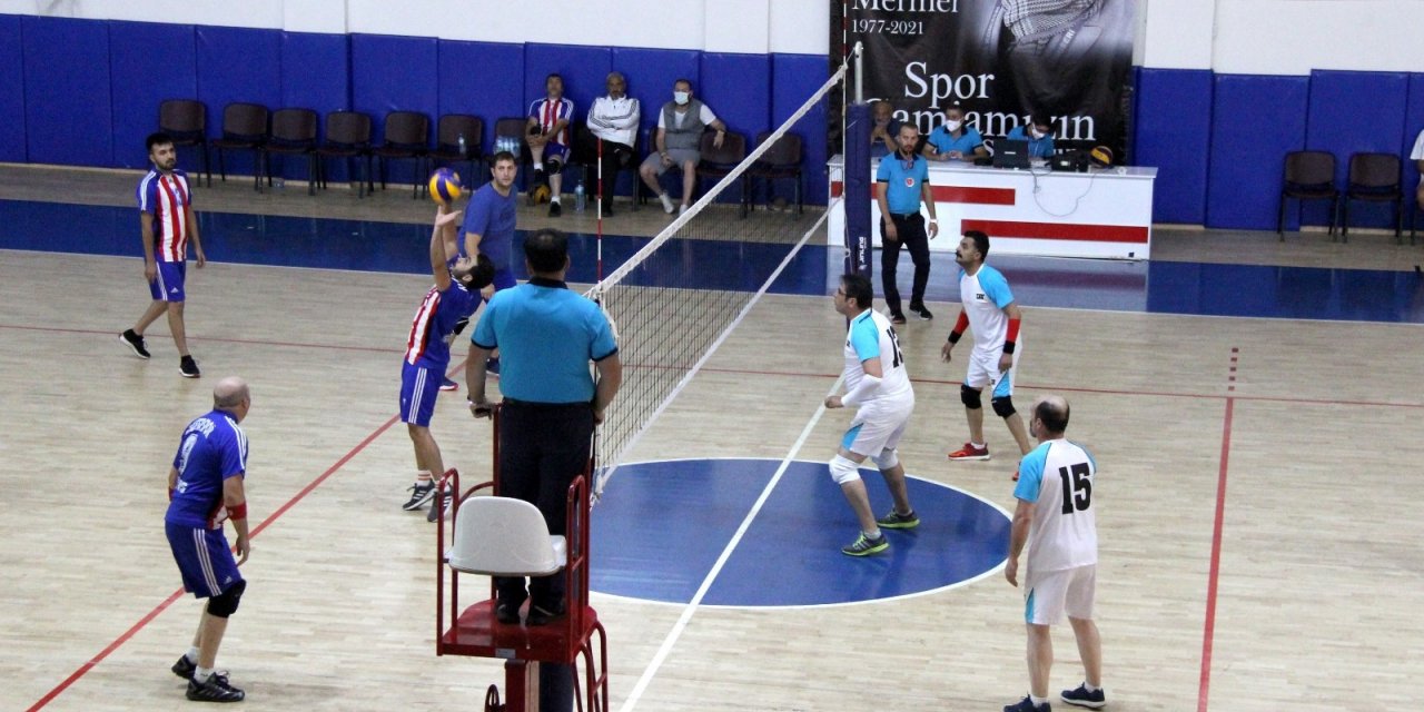 Sivas’ta kurumlar arası voleybol turnuvası başladı