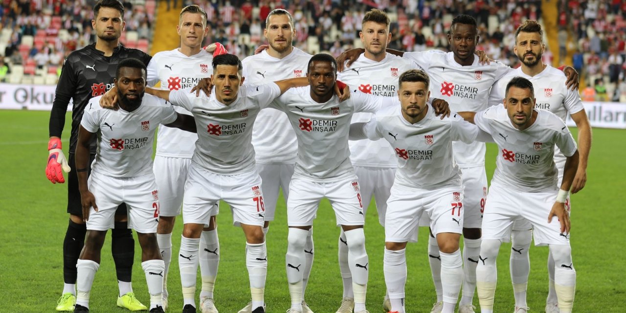 Sivasspor’da 11 futbolcu geldi, 8 gitti