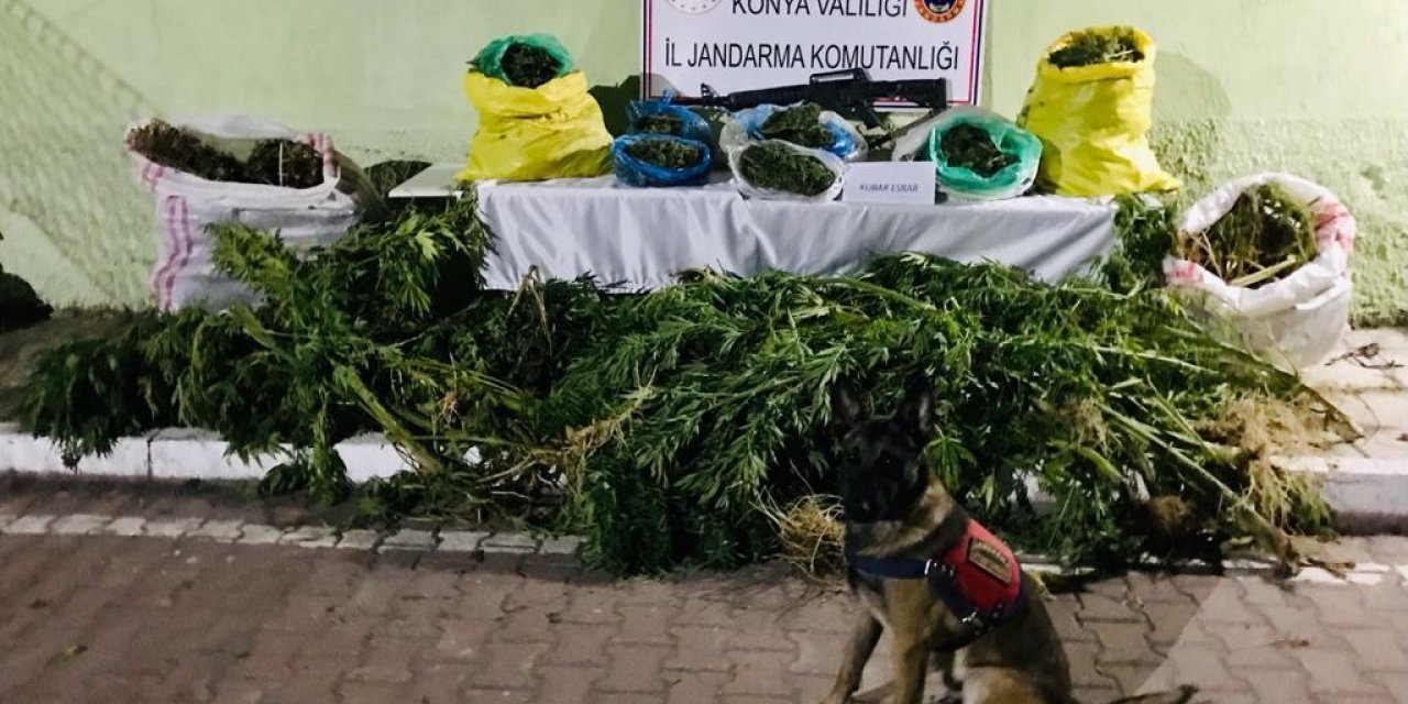 Konya’da saman yığınlarının arasında 23 kilo uyuşturucu ele geçirildi